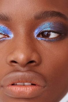 Metallic Makeup, Eyeshadow Glitter, Metallic Eyes, 90s Makeup, Blue Eyeshadow, Diy Beauty Hacks, 1980s Fashion, Photography Aesthetic