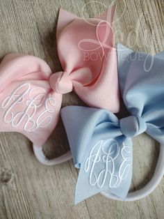 Monogrammed Hairbow, with arabesque font**please specify your initials and your clip, alligator or French clip. **choose your size, 4,5,6 or 7 inch hair bow. **many color options available** ** please specify your colors in notes to seller at checkout** **the format for arabesque is first last middle in that order** Embroidered Ideas, Hair Bow Display, Embroidered Hair Bows, Embroider Ideas, Bow Display, Hair Bows For Girls, Embroidered Items, Embroidered Bow, Big Hair Bows