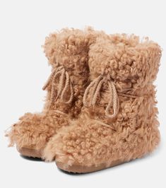 Long Curly High shearling snow boots in brown - Inuikii | Mytheresa Sherpa Boots, Shearling Boots Woman, Sand Boots, Shoes Inspiration, Lipstick Bag, Chain Strap Bag, Shearling Boots, Shoe Inspiration, Floral Shoes