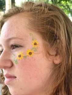 Small Flower Face Paint, Lemon Face Paint, Tiny Face Paint Ideas, Face Paint Flowers Easy, Simple Flower Face Paint, Easy Summer Face Painting, Spring Face Painting Ideas, Sunshine Face Paint, Face Painting Flowers Easy