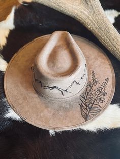 Vegan Suede Rancher Style Color- Light Brown Freehand burned hat Stiff brim 4" crown height 3.25" brim One size fits MOST (56cm-58) *All Sales Final Luxury Handmade Artisan Felt Hat, Country Style Flat Crown Hat For Kentucky Derby, Artisan Style Brimmed Hats For Ranch, Artisan Flat Brim Hat For Ranch, Rustic Curved Brim Hat For Kentucky Derby, Rustic Kentucky Derby Hat With Curved Brim, Burned Hat Design Ideas, Felt Hat Burning Designs, Derby Hat Diy