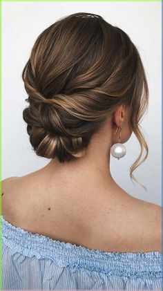 Richtig schöne Brautfrisuren für kurze und schulterlange Haare sowie zauberhafter Haarschmuck, der eure Hochzeitsfrisur besonders macht Classy Updo, Wedding Hairstyles Bridesmaid, Up Dos For Medium Hair, Best Wedding Hairstyles, Latest Hair, Hair Do, Bridesmaid Hair Updo, Low Bun, Updo Hairstyles