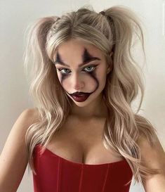 Simple Halloween Costumes For Blondes, Easy Harley Quinn Costume, Simple Clown Costume Outfit, Halloween Makeup Looks Clown, Halloween Clown Makeup Aesthetic, Halloween Makeup Harley Quinn, Girl Pennywise Makeup, Scary Girl Clown Makeup, Girl Halloween Makeup