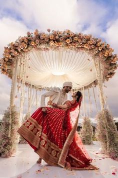 Dome Mandap, Wedding Decorations Outdoor, Mandap Ideas, Hindu Wedding Decorations, Indian Wedding Venue, Indian Wedding Decorations Receptions, Indian Wedding Theme, Mandap Design, Wedding Outside