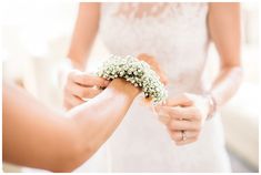 Hochzeit am Wörthersee: Trauung unter freiem Himmel | Dein Hochzeitsblog | Der Hochzeitsblog für moderne und kreative Hochzeiten Bridesman Proposal, Bridesmaids Photo, Wedding Church Decor, Bridesmaid Corsage, White Wedding Theme, Bridal Decorations, Bridesmaids Photos