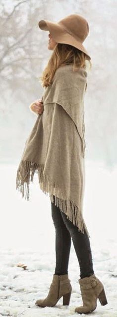 PONCHOS MUY LINDOS PARA ESTE OTOÑO-INVIERNO 2015-2016 Hola Chicas!! Los ponchos uno de las prendas que debe de tener en esta temporada de frió y es algo que ya se han llevado desde hace un par de temporadas y con lo que aportara un look muy chic, ademas de cómodos Look Winter, Ingrid Bergman, Styl Boho, Boutique Fashion, Mode Vintage, Looks Style, Mode Inspiration, Winter Looks, Fall Winter Outfits