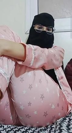 Hot Pink Shirt Outfit, Black Outfit Hijab, Pink Outfits Aesthetic, Hot Outfit Ideas, Hot Pink Jumpsuits, Hot Pink Outfit, جوني ديب, Seluar Ketat, Hot Dresses Tight