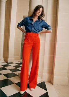 Orange Trousers Outfit, Red Trousers Outfit, Orange Pants Outfit, White Trousers Outfit, Pantalon Orange, Red Pants Outfit, Red Trousers, Orange Pants, Color Combinations For Clothes