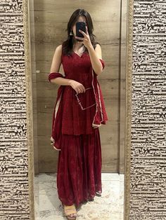 Party Kurti Designs, Red Kurti Aesthetic, Diwali Party Outfit Indian, Indian Simple Outfits, Shaadi Outfits Desi Wedding, Brown Indian Outfit, Desi Fashion Aesthetic, Wedding Outfit Guest Indian, Wedding Outfit For Brides Sister