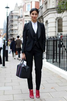 Caroline Issa,  <i>Tank</i> magazine Work Outfits Frauen, Boyfriend Look, Caroline Issa, London Fashion Week Street Style, London Fashion Weeks, Fashion For Petite Women, Suit Up, Black Trousers