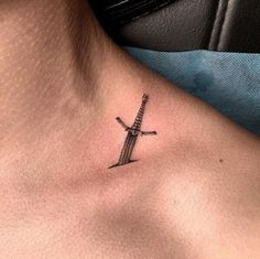 Tatuagem Masculina Pequena, Small Forearm Tattoos, Bone Tattoos, Wrist Tattoos For Guys, Cool Small Tattoos, Collar Bone Tattoo, Hand Tattoos For Guys