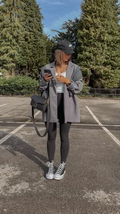 2023 Comfy Fashion, City Break Outfits Spring, Spring City Break Outfit, Grey Blazer Outfit Casual, City Break Outfit Autumn, City Break Outfit Spring, Grey Blazer Outfit, City Break Outfit, Casual Sporty Outfits