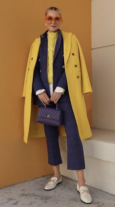 Contrast Outfit, Street Style 2022, Parisienne Chic, Atlantic Pacific, Classy Winter Outfits, Looks Street Style, Color Crush