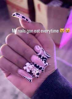 White Freestyle Nails Acrylic, Black White Acrylic Nails, Long Acrylic Nails Designs, Short Nail Set Ideas, Freestyle Nail Designs, Junk Nail Designs, Freestyle Nails, Black And White Nails, Acrylic Toe Nails