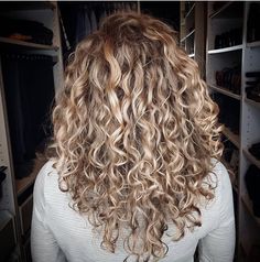 Blonde Ombré Curly Hair, Highlight Lowlight Curly Hair, Curly Hairstyles Blonde Highlights, Blonde Curly Hair With Lowlights, Sandy Blonde Curly Hair, Blonde Highlights Curly Hair Natural Curls, Layered Curly Hair Medium, Ash Blonde Curly Hair, Blonde Balayage Curly Hair Natural