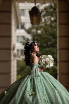 Follow @mercedphotography Emerald Green Quinceanera Photoshoot, Save The Date Photo Ideas Quinceanera, Quincenera Poses Photo Shoots Picture Ideas, Sweet 15 Picture Ideas, Poses For 15 Pictures, Sage Green Quinceanera Theme Dress, Photo Shoot Ideas Quince