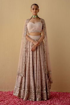 Simple Lehenga Designs Classy, Simple Lehenga Designs, Scalloped Dupatta, Indowestern Gowns, Blouse Lehenga, Gold Lehenga, Simple Lehenga