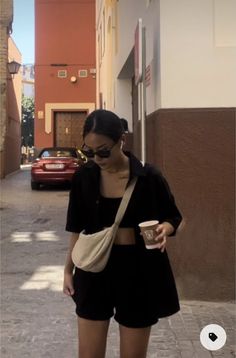 Minimal Summer Outfits 2023, Vacation Casual Outfits Summer, Black Simple Outfit Casual, Uniqlo Spring Outfit, Minimal Outfit Ideas Aesthetic, Spring Outfits Beach, Simple Minimal Outfits, Black Bag Outfit Casual, Cute Black Summer Outfits