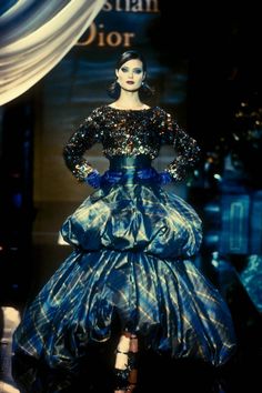 Christian Dior - Fall 1995 Couture High Fashion Dresses Runway, Skirt Runway, Fashion Dresses Runway, Dresses Runway, Dior Runway, Dior Skirt, 90s Runway, Fashion Designers Famous