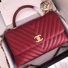 Description CC Handbag With Top Handle Red For Women 11in/28cm Rep 1:1 Measurements: 28 x 18 x 12 cm/ 11 x 7 x 4.7 inches (Length x Width x Height) Chain Red Zipper inside Medal hardware Include dust bag. This product is of the best quality. Chanel Coco Handle, Handbags Chanel, Purse Trends, Chanel Chanel, Burberry Handbags, Vintage Purse, Prada Handbags, Chanel Bags, Shoulder Messenger Bag