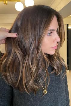 Short Brown Hair Ideas For Summer, Highlights Brown Hair No Bleach, Baby Lights Caramelo, Brown Hair Babylights, Brunette Hair With Babylights, Ideas De Pelo, Lowlights And Highlights, Color Castaño