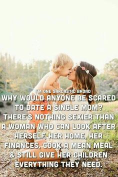 two people kissing each other with the caption that reads, why would anyone be scared to date a single mom?