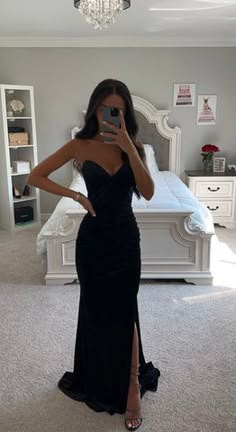 Elegant Prom Dresses With Gloves, Black Strapless Dress Long, Barrister Ball Dress, Strapless Black Dress Long, Prom Dresses Sweetheart Neckline, Hollywood Glam Outfit, Sweetheart Neckline Black Dress, Black Tight Prom Dress, Hollywood Prom Dresses