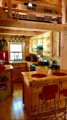 Home Bunker, Small Log Cabin Kitchens, Small Home Inspiration, Tiny Homes Kitchen, Small Home Living Room, Tiny Cabin Kitchen, Small Cabin Kitchens, Bunker Ideas, Tiny Cabins Interiors