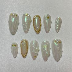 Nail With Charms Ideas, Gold And White Nail Designs, Chrome Gold Nails, Pearl Nails Design, Rococo Nails, Design Nails Art, Sea Nail Art, Sea Nails, Tropical Nails