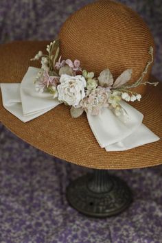 Derby Hat Diy, Hat Making Ideas, Shabby Chic Romantico, Kentucky Derby Hats Diy, Straw Hat Crafts, Picture Frame Wreath, Pola Topi, Derby Ideas, Tea Hats