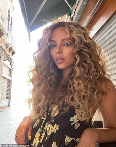 Half Up Natural Curly Hairstyles, Dark Roots Blonde Hair Balayage Curly, Carmel Blonde Curly Hair, Curly Bronde Haircolor, Natural Curly Hair Balayage, Neutral Skin Tone Hair Color, Dark Curly Hair With Highlights, Curly Brown Hair With Highlights