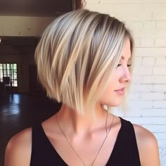 Short Bob With Stacked Back, Textured Bob Hairstyles, Mommy Hairstyles, Short Hair Designs, Gorgeous Hair Color, Midlength Haircuts, Hair Color And Cut, Short Blonde Hair, Trendy Short Hair Styles