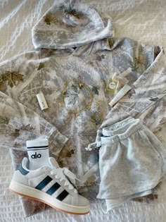 #ootd #camo #camooutfit #outfitoftheday #outfitideas4you #outfits4school #school #schooloutfitideas #ideas #outfitshare #outfitgoals #shopmycloset #campus00s #adidascampus #shorts #hoodieseason #hoodiestyle #lululemon #preppyaesthetic #preppy #coquette Camo T Shirt Outfit, Shoes For Back To School 2024, Outfits With Campus 00s, Hollister Outfits Aesthetic, Camo Sweatshirt Outfit, Lululemon Shorts Outfit, Adidas Campus 00s Outfit, Camo Coquette, Lululemon Outfit Ideas