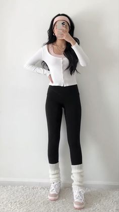 Ballet Casual Outfit, Kawaii Outfit Inspo Winter, Cute Workout Outfits Winter, Aesthetic Sports Outfit, Coquette Gym Outfit, Ballet Core Outfits Casual, Blogilates Clothes, Cute Pilates Outfit, Workout Outfit Winter