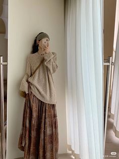 Fall Dress Layers, Elegant Maxi Skirt Outfit, Modest Outfits Aesthetic Trendy, Baggy Modest Outfit, Unique Maxi Skirt, Artcore Outfits, Grunge Modest Outfits, Long Flowy Skirt Outfits, Low Visual Weight Outfit