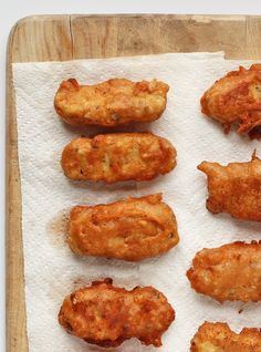 six pieces of fried chicken sitting on top of a paper towel