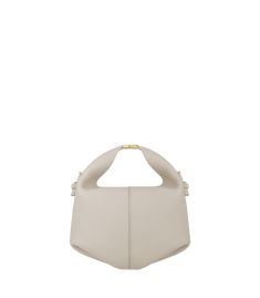 Obtained by folding four pieces of leather and forming the handle, the “Béri” model exudes a strong yet sophisticated style. Its tailored base and central clasp add the perfect touch of character. Polene Beri, Chalk Texture, Chalk Bags, Sliding Knot, Leather Pieces, Leather Patches, Sophisticated Style, White Bag, Signature Style