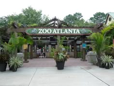 the entrance to zoo atlanta is surrounded by plants