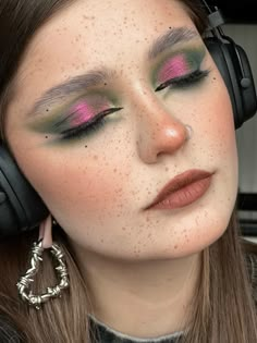 Deep Green Makeup, Makeup For Green Hair, Rave Makeup Hooded Eyes, Drag Inspired Makeup, Pink And Green Makeup Looks, Pink And Green Eye Makeup, Drag Makeup For Women, Hooded Eye Makeup Looks, Pink And Green Makeup