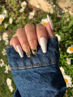 Acrylic Nails Design Gel nails Trendy nails Nails White And Gold, Gold Flake Nails, Gold Press On Nails, White And Gold Nails, Goddess Nails, Nails Gold, Gold Flake