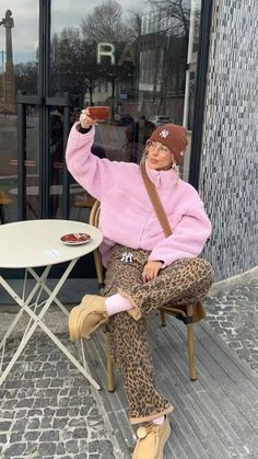 Pink And Brown Winter Outfit, Casual Dinner Outfits, Casual Dinner Outfit Summer, Dinner Outfit Casual, Sweat Gris, Outdoor Streetwear, Sweats Outfit, Latina Outfits, Leopard Outfits