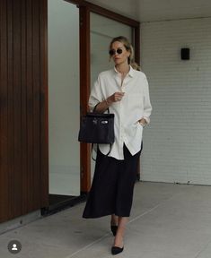 White Oversized Shirt Outfit, Oversized Button Down Shirt Outfit, Shirt Skirt Outfit, White Tees Outfit, Casual Work Style, Button Down Outfit, Oversized Shirt Outfit, Office Attire Women, Satin Skirt Outfit