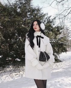 Cold Cute Winter Outfits, Coquette Classy Outfits, White Winter Clothes Aesthetic, Cute Winter Coat Outfits, How To Dress Cute In Winter, Snow Cute Outfits, Elegant Winter Clothes, Cute Winter Style, Cute Coat Outfits