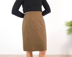 Amazing vintage 80's brown plaid pencil skirt with knee length. This 80s high waist wool skirt for winter office wear has back zipper and button closure, and back split. The vintage secretary classy pencil skirt for women is Wool fabric with inner lining, in excellent vintage conditions (Made in Europe). The size of this skirt is Large, the contour waist fit is 32,2 inches (82 cm). ** MEASURES FLAT ** Waist 16,1 in // 41 cm Hip 21,6 in // 55 cm Length 23,6 in // 60 cm Reference: Model size S (4 US - height 65 in) Reference: Dummy size M (6 - 8 US) **We take great care in describing the garment with all the details and exact measurements for your verification, so you can secure the purchase.  Remember to read the store policies to know the rules. ✨ Ready to ship in 1 business day. Please WR Plaid Pencil Skirt Outfit, Winter Office Wear, Vintage Secretary, Winter Office, Mom Pants, Pencil Skirt Outfits, Skirt Knee Length, Plaid Pencil Skirt, Wool Pencil Skirt