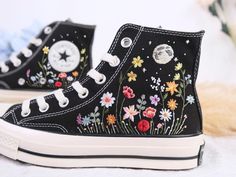 Converse brodées personnalisées, chaussures brodées de fleurs, baskets brodées jardin de fleurs et lune personnalisées, cadeaux pour petite amie LP Le prix indiqué comprend à la fois les chaussures Converse et les motifs de broderie affichés. De plus, nous proposons la broderie gratuite de noms et de dates sur demande. Vous pouvez ajouter ces informations à votre commande. PROCESSUS DE PRODUCTION 🍃 Dès réception de votre commande, nous commencerons à préparer vos chaussures. Si les chaussures q Floral Embroidery Shoes, Wedding Converse, Star Embroidery, Tie Shoes