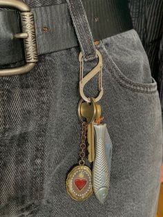 Carabeaner Keychain, Cool Carabiner, Aesthetic Carabiner, Cute Carabiner, Carabiner Aesthetic, Car Key Aesthetic, Carabiner Outfit, Carabiner Keys, Pins On Clothes