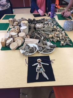 a table topped with lots of different types of wood