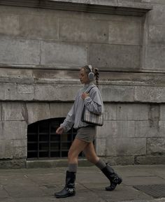 Biker Boots Street Style, Biker Boots Outfit 2023, Boots Outfit Office, Biker Boots Outfit Winter, Cute Fall Outfits Aesthetic, Outfits Biker, Moto Boots Outfit, Biker Boots Outfit, Motorcycle Boots Outfit