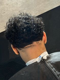 Back Hair Design, Afro Hair Fade, Hair Designs For Boys, Taper Fade Curly Hair, Drop Fade Haircut, Men Haircut Curly Hair, Hair Unit, Taper Fade Haircut