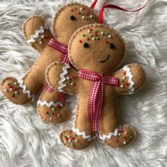 Personalized Felt Christmas Ornaments, Felt Gingerbread Cookies, Fabric Gingerbread People, Embroidered Gingerbread Men, Felt Gingerbread Man Ornaments, Diy Sewn Christmas Ornaments, Felt Gingerbread Man, Gingerbread Dolls, Beauty Papers